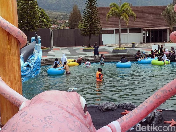 Liburan di Garut? Yuk Coba Kolam Arus Ombak Air Panas Ini