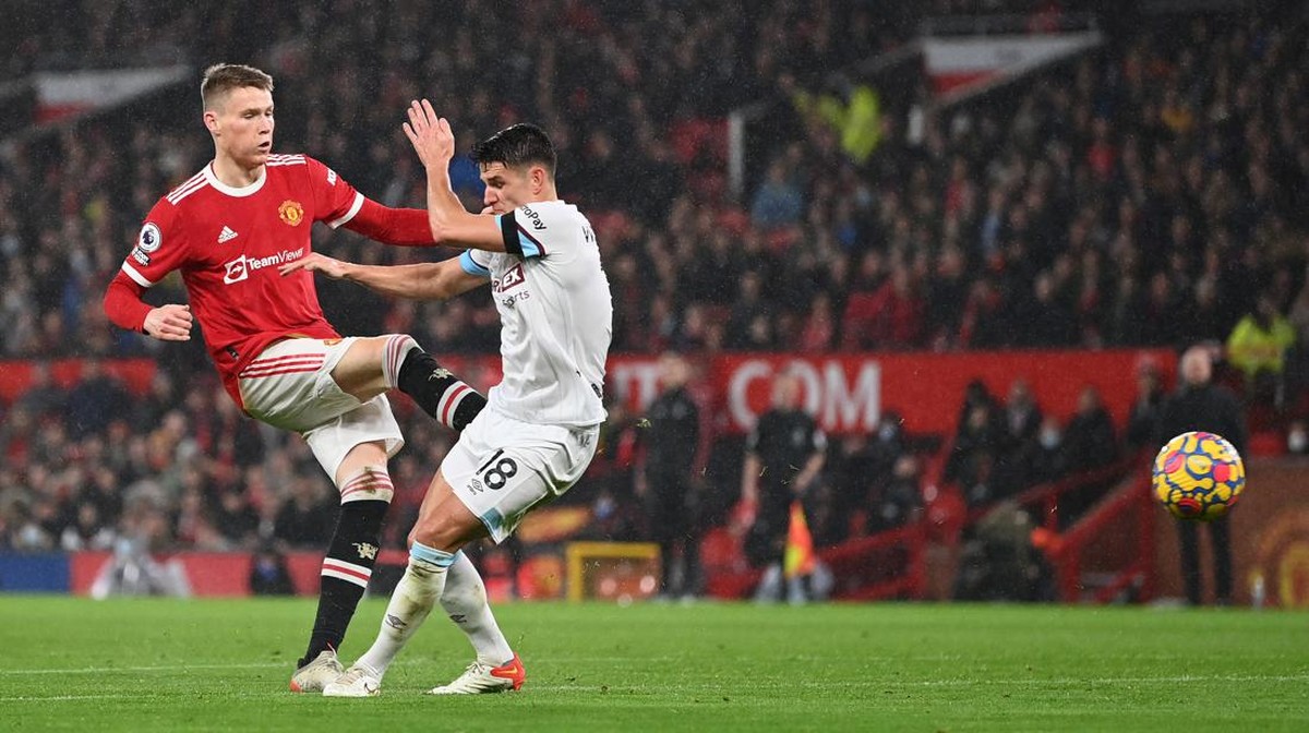 Aksi Scott McTominay dalam laga Manchester United vs Burnley. (Foto: Getty Images/Dan Mullan)