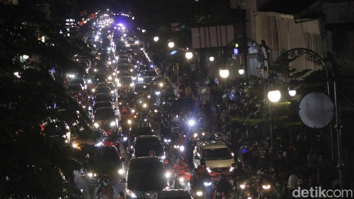 Alun-alun Kota Bandung di Jalan Asia Afrika menjadi lautan manusia jelang malam pergantian tahun baru 2022, Jumat (31/12/2021). Ribuan manusia tumplek memadati ruas-ruas jalan mulai dari Gedung Merdeka hingga sekitar Masjid Raya Bandung.