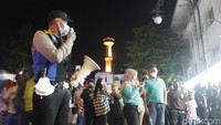 Petugas pun memberikan imbauan melalui pengeras suara agar warga berhati-hati menjaga barang bawaan dan menjaga protokol kesehatan.
