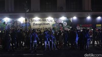 Pantauan detikcom pada pukul 20.30 WIB, jumlah warga yang berdatangan ke Asia-Afrika terus bertambah.