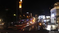 Ribuan manusia tumplek memadati ruas-ruas jalan mulai dari Gedung Merdeka hingga sekitar Masjid Raya Bandung.
