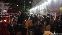 Alun-alun Kota Bandung di Jalan Asia Afrika menjadi lautan manusia jelang malam pergantian tahun baru 2022, Jumat (31/12/2021). 