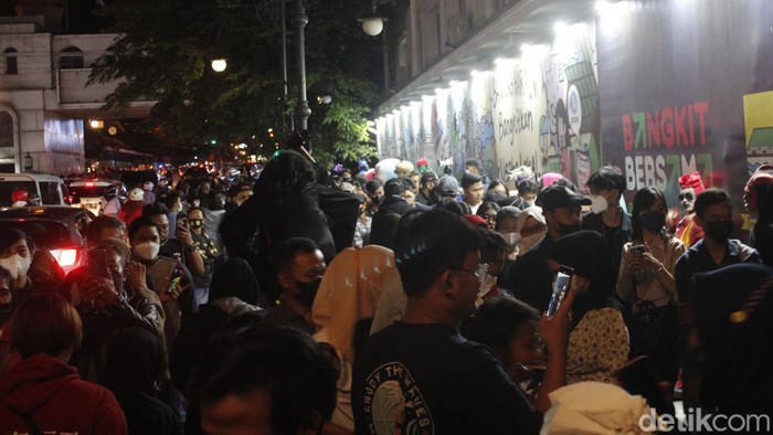 Malam Tahun Baru, Alun-alun Bandung Jadi Lautan Manusia Alun-alun Kota Bandung di Jalan Asia Afrika menjadi lautan manusia jelang malam pergantian tahun baru 2022, Jumat (31/12/2021). Ribuan manusia tumplek memadati ruas-ruas jalan mulai dari Gedung Merdeka hingga sekitar Masjid Raya Bandung.