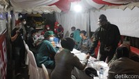 Dalam kesempatan itu, pihak kepolisian juga membuka gerai vaksinasi di sekitar Jl Soekarno. Warga bisa mendapatkan vaksinasi dengan syarat cukup membawa KTP.
