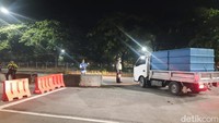 Dari pengamatan detikcom, Jumat (31/12/2021), Suramadu ditutup dengan water barrier yang dipasang berjajar sebelum loket masuk. Polisi dam petugas Dishub juga berjaga di sekitar.
