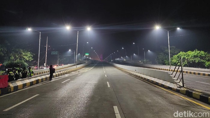 Malam Tahun Baru, Jembatan Suramadu Ditutup Jembatan Suramadu ditutup saat malam tahun baru. Penutupan jembatan yang menghubungkan Surabaya dan Madura ini untuk mengantisipasi kerumunan masyarakat yang merayakan pergantian tahun, Jumat, (31/12/2021).