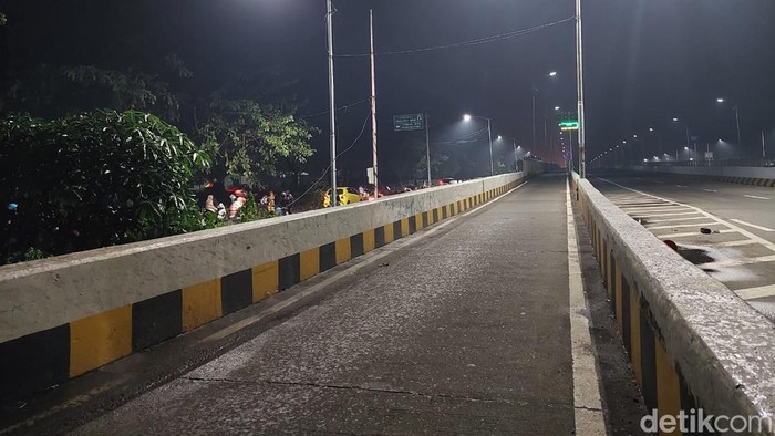 Jembatan Suramadu ditutup saat malam tahun baru. Penutupan jembatan yang menghubungkan Surabaya dan Madura ini untuk mengantisipasi kerumunan masyarakat yang merayakan pergantian tahun, Jumat, (31/12/2021).
