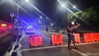 Penutupan Suramadu dilakukan pada 31 Desember 2021 pukul 21.00 WIB hingga 1 Januari 2022 pukul 05.00 WIB. Kendaraan umum dilarang lewat pada saat Suramadu ditutup.