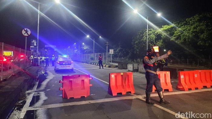 Malam Tahun Baru, Jembatan Suramadu Ditutup Jembatan Suramadu ditutup saat malam tahun baru. Penutupan jembatan yang menghubungkan Surabaya dan Madura ini untuk mengantisipasi kerumunan masyarakat yang merayakan pergantian tahun, Jumat, (31/12/2021).