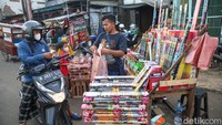 Salah seorang pedagang menuturkan, bahwa kembang api yang paling banyak warga beli adalah ukuran kecil dan sedang.