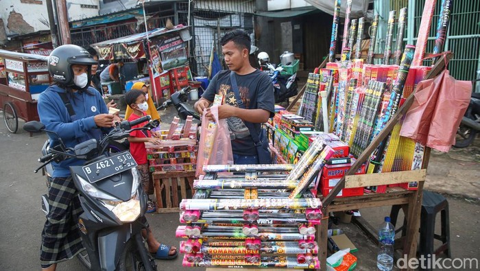 Pedagang kembang api di kawasan Jakarta Selatan diserbu pembeli. Mereka mengaku penjualan tahun ini lebih baik dari pada tahun kemarin, Jumat (31/12/2021).