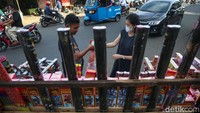 Harga kembang api yang dijual sangat bervariasi, mulai dari Rp 10 ribu hingga Rp 100 ribu.