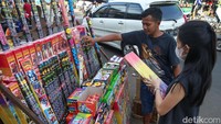 Ukuran dan jenis kembang api yang dijual pun beragam, mulai dari yang kecil hingga yang besar dan warna-warni.