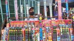 Dekati Pergantian Tahun, Penjual Kembang Api Diserbu Pembeli