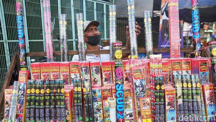 Mendekati Malam Pergantian Tahun, Penjual Kembang Api Diserbu Pembeli Pedagang kembang api di kawasan Jakarta Selatan diserbu pembeli. Mereka mengaku penjualan tahun ini lebih baik dari pada tahun kemarin, Jumat (31/12/2021).