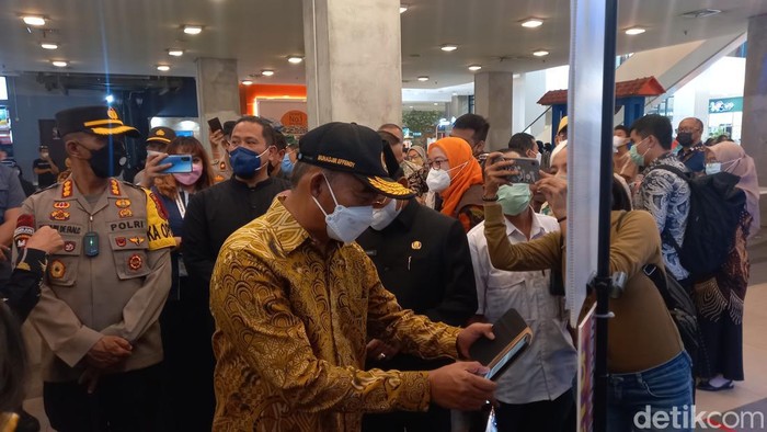 Menjelang tahun baru Menko Pembangunan Manusia dan Kebudayaan (PMK), Muhadjir Effendy, mengunjungi Tangerang City Mal Kota Tangerang. (Khairul Maarif/detikcom)