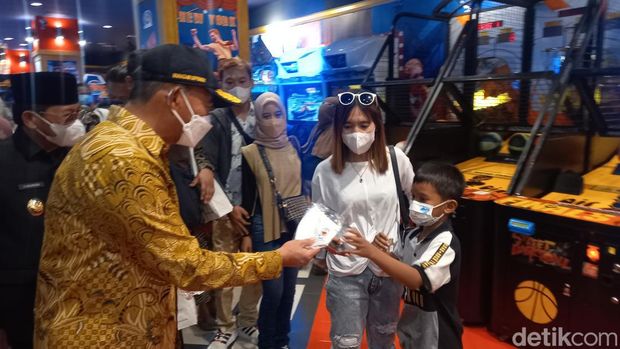 Menjelang tahun baru Menko Pembangunan Manusia dan Kebudayaan (PMK), Muhadjir Effendy, mengunjungi Tangerang City Mal Kota Tangerang. (Khairul Maarif/detikcom)