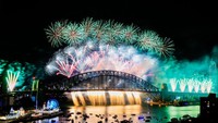 Pesta kembang api pergantian malam tahun baru,  menerangi langit di atas Harbour Bridge dan Opera House yang ikonis di Sydney. Getty Images/Mark Evans