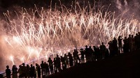 Untuk tradisi warga mendirikan tenda-tenda sejak pagi hari demi mendapat tempat menyaksikam melihat pesta kembang api sudah tak bisa dilakukan. Getty Images/Brook Mitchell
