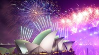 Sydney tetap menggelar pesta kembang api menyambut tahun 2022 di kawasan Sydney Harbour Bridge dan Opera House. Getty Images/Wendell Teodoro