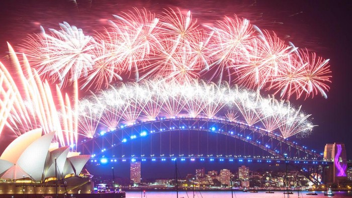 SYDNEY, AUSTRALIA - 01 JANUARI: Kembang api terlihat di atas pelabuhan Sydney selama perayaan Malam Tahun Baru pada 01 Januari 2022 di Sydney, Australia. Perayaan Malam Tahun Baru terus sedikit berbeda karena beberapa pembatasan COVID-19 tetap berlaku karena pandemi virus corona yang sedang berlangsung. (Foto oleh Wendell Teodoro/Getty Images)