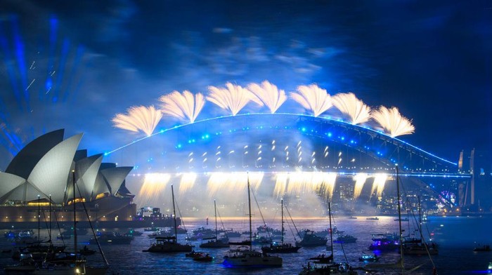 Meriah! Pesta Kembang Api di Sydney Rayakan Pergantian Tahun Baru 2022 SYDNEY, AUSTRALIA - 01 JANUARI: Kembang api terlihat di atas pelabuhan Sydney selama perayaan Malam Tahun Baru pada 01 Januari 2022 di Sydney, Australia. Perayaan Malam Tahun Baru terus sedikit berbeda karena beberapa pembatasan COVID-19 tetap berlaku karena pandemi virus corona yang sedang berlangsung. (Foto oleh Wendell Teodoro/Getty Images)
