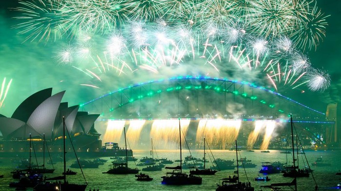 Meriah! Pesta Kembang Api di Sydney Rayakan Pergantian Tahun Baru 2022 SYDNEY, AUSTRALIA - 01 JANUARI: Kembang api terlihat di atas pelabuhan Sydney selama perayaan Malam Tahun Baru pada 01 Januari 2022 di Berbagai Kota, Australia. Perayaan Malam Tahun Baru terus sedikit berbeda karena beberapa pembatasan COVID-19 tetap berlaku karena pandemi virus corona yang sedang berlangsung. (Foto oleh Wendell Teodoro/Getty Images)