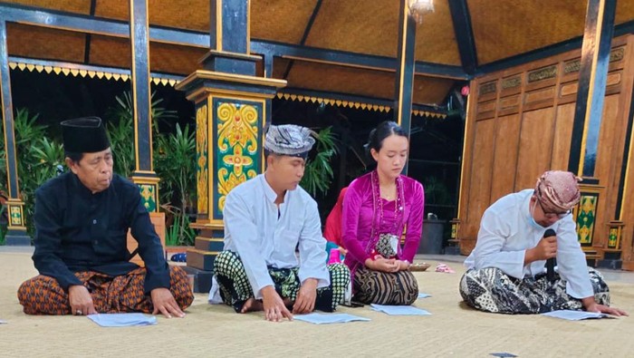 milenial Banyuwangi menggelar pelantunan tembang naskah kuno