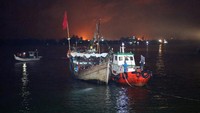 Diketahui, pemerintah Indonesia melalui Satgas Penanganan Pengungsi Luar Negeri (PPLN) mempertimbangkan keadaan darurat dan sisi kemanusiaan sehingga memutuskan untuk menyelamatkan 120 pengungsi Rohingya yang terdampar di perairan laut Aceh pada Sabtu (25/12/2021). ANTARA FOTO/Syifa Yulinnas.