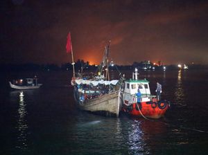 Momen Ratusan Pengungsi Rohingya Dievakuasi di Tengah Laut