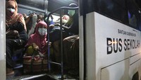Sejumlah pengungsi etnis Rohingya menunggu di dalam bus saat proses evakuasi di Pelabuhan ASEAN, Krueng Geukuh, Aceh Utara. ANTARA FOTO/Syifa Yulinnas.