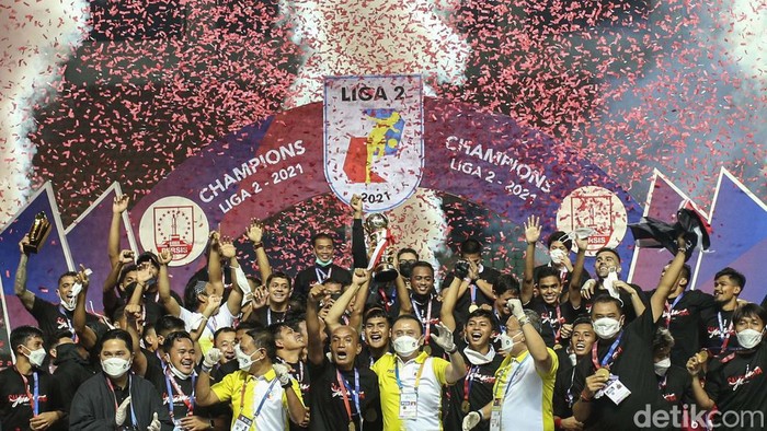 Persis Solo milik Kaesang menjadi juara Liga 2 usai mengalahkan Rans Cilegon FC milik Raffi Ahmad. Ini momen-momen saat Raffi Ahmad dan Kaesang menerima tropy.