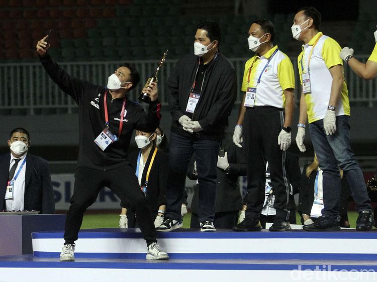 Momen Raffi Ahmad-Kaesang Terima Medali Liga 2