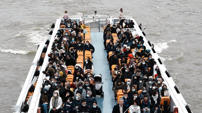 Paris kembali berlakukan aturan wajib masker di luar ruangan imbas lonjakan kasus COVID-19 di kota itu. Sebelumnya aturan itu sempat dilonggarkan pada Juni lalu