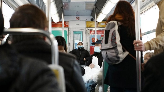 Paris kembali berlakukan aturan wajib masker di luar ruangan imbas lonjakan kasus COVID-19 di kota itu. Sebelumnya aturan itu sempat dilonggarkan pada Juni lalu