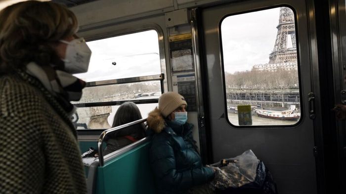 Paris kembali berlakukan aturan wajib masker di luar ruangan imbas lonjakan kasus COVID-19 di kota itu. Sebelumnya aturan itu sempat dilonggarkan pada Juni lalu