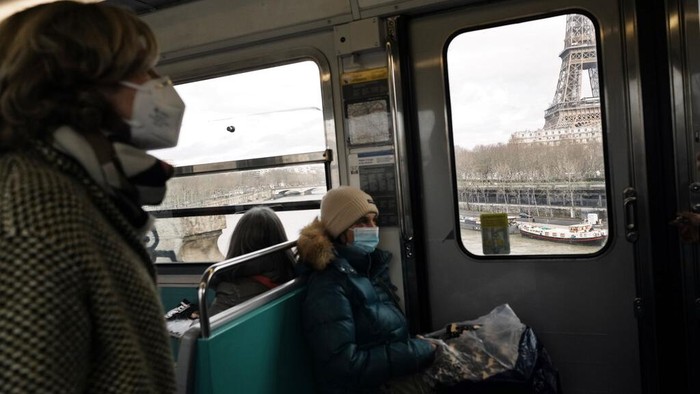 Mulai Hari Ini, Wara-wiri di Paris Wajib Pakai Masker Lagi Paris kembali berlakukan aturan wajib masker di luar ruangan imbas lonjakan kasus COVID-19 di kota itu. Sebelumnya aturan itu sempat dilonggarkan pada Juni lalu