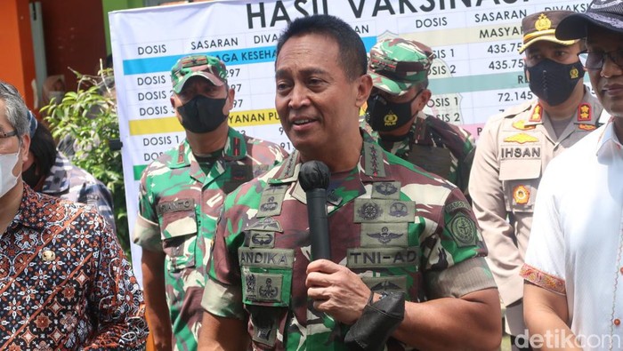 Panglima TNI Jenderal Andika Perkasa saat memberikan keterangan di Kapanewon Bambanglipuro, Kabupaten Bantul, Jumat (31/12/2021).