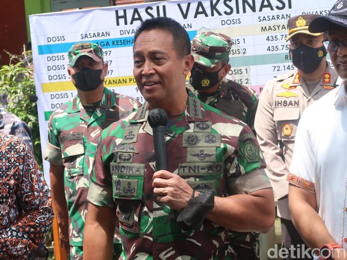 Panglima TNI Jenderal Andika Perkasa saat memberikan keterangan di Kapanewon Bambanglipuro, Kabupaten Bantul, Jumat (31/12/2021).