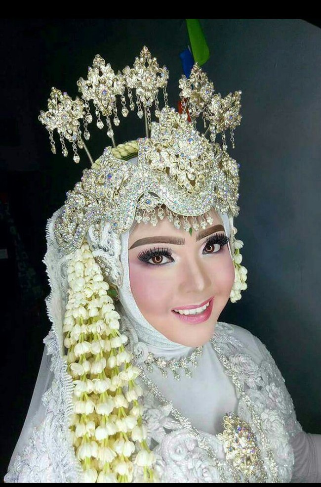 Bagaimana cerita awal mula Jenny dan sang suami bertemu? Dia mengatakan kisahnya terlalu panjang untuk diungkapkan. Pastinya dirinya dan sang suami sama-sama lajang pada saat itu. Kalau diceritain sih mungkin panjang ya. Intinya kita berdua bertemu tanpa sengaja sih. Posisinya dia sendiri dan aku pun sendiri, kata Jeny Foto: Dok. pribadi Jeny Puspita.