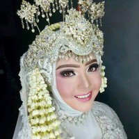 Bagaimana cerita awal mula Jenny dan sang suami bertemu? Dia mengatakan kisahnya terlalu panjang untuk diungkapkan. Pastinya dirinya dan sang suami sama-sama lajang pada saat itu. Kalau diceritain sih mungkin panjang ya. Intinya kita berdua bertemu tanpa sengaja sih. Posisinya dia sendiri dan aku pun sendiri, kata Jeny Foto: Dok. pribadi Jeny Puspita.
