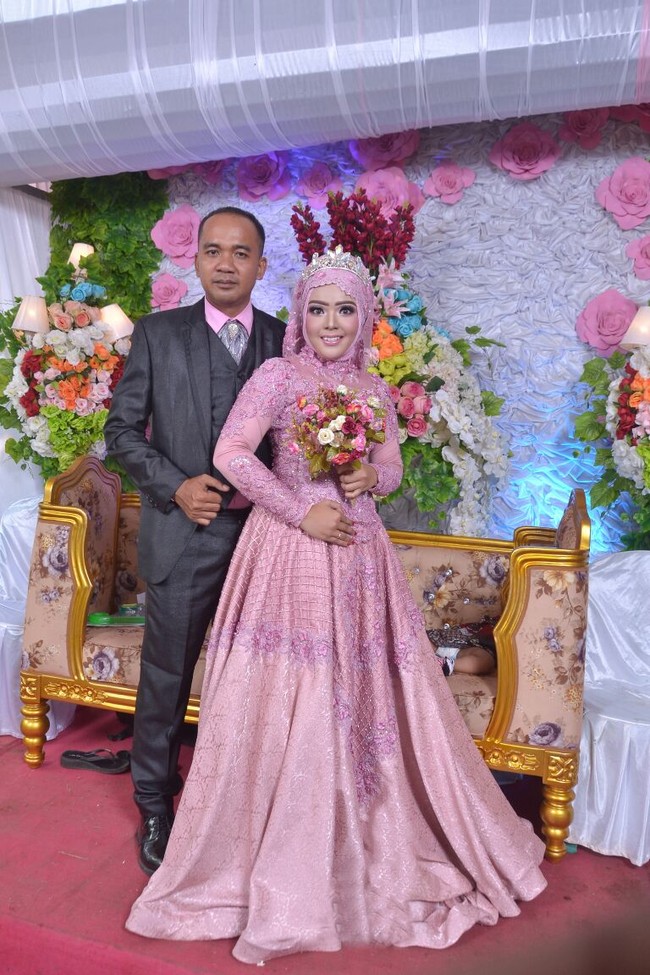 Wolipop sudah menghubungi Jeny Puspita Sari sebagai pemilik akun TikTok yang unggahannya viral. Jenny mengungkapkan dirinya dan suami, Iip Sahmudin Almaarif berbeda usia 14 tahun. Jeny kini berusia 23 tahun dan Iip, 37 tahun. Jadi foto yang pertama itu, foto saya waktu TK tahun 2004. Dan foto kedua itu foto suami saya di tahun yang sama, tapi posisinya suami saya sudah menjadi polisi, ungkap Jeny kepada Wolipop melalui pesan singkat. Foto: Dok. pribadi Jeny Puspita.