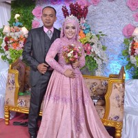 Wolipop sudah menghubungi Jeny Puspita Sari sebagai pemilik akun TikTok yang unggahannya viral. Jenny mengungkapkan dirinya dan suami, Iip Sahmudin Almaarif berbeda usia 14 tahun. Jeny kini berusia 23 tahun dan Iip, 37 tahun. Jadi foto yang pertama itu, foto saya waktu TK tahun 2004. Dan foto kedua itu foto suami saya di tahun yang sama, tapi posisinya suami saya sudah menjadi polisi, ungkap Jeny kepada Wolipop melalui pesan singkat. Foto: Dok. pribadi Jeny Puspita.