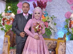 8 Foto Pasangan Viral Beda Usia, Saat Istri Masih TK Suami Sudah Jadi Polisi