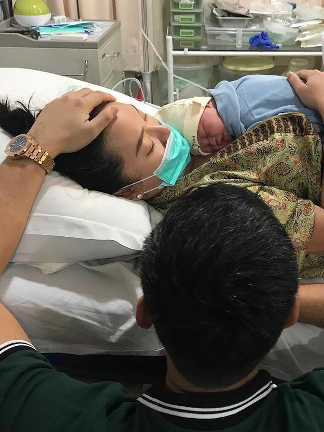 Zaskia Gotik melahirkan anak perempuan pertamanya pada November 2020. Bayi Zaskia itu terlahir secara prematur melalui operasi caesar. Walaupun tak mengenakan makeup saat persalinan namun penampilan Zaskia tetap terlihat cantik natural. Foto: Instagram