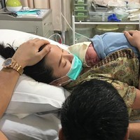 Zaskia Gotik melahirkan anak perempuan pertamanya pada November 2020. Bayi Zaskia itu terlahir secara prematur melalui operasi caesar. Walaupun tak mengenakan makeup saat persalinan namun penampilan Zaskia tetap terlihat cantik natural. Foto: Instagram