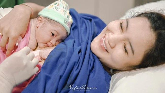 Nella Kharisma melahirkan bayinya yang diberi nama Gendhis pada Agustus 2021. Proses persalinan berlangsung secara normal di sebuah rumah sakit di Solo. Seperti yang terlihat di dalam foto, Nella Kharisma tampak bahagia dan cantik walau tanpa pulasan makeup. Foto: Instagram