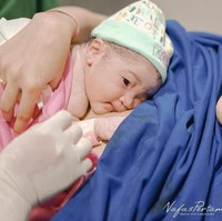 Nella Kharisma melahirkan bayinya yang diberi nama Gendhis pada Agustus 2021. Proses persalinan berlangsung secara normal di sebuah rumah sakit di Solo. Seperti yang terlihat di dalam foto, Nella Kharisma tampak bahagia dan cantik walau tanpa pulasan makeup. Foto: Instagram