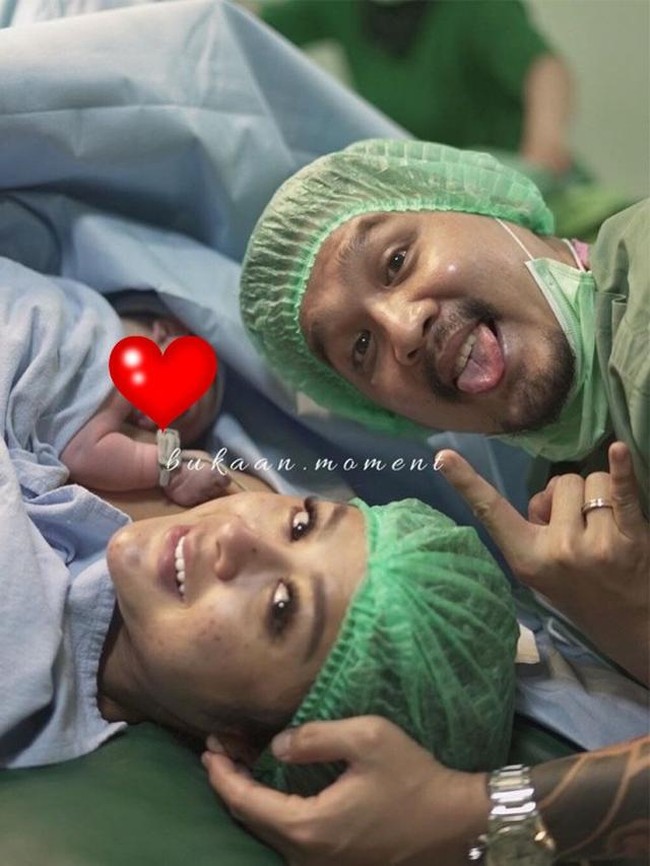 Pedangdut Selvi Kitty melahirkan anaknya bersama Rangga Ilham pada Februari 2019. Kelahiran anaknya itu bertepatan dengan ulang tahun pernikahan keduanya. Seperti yang terlihat dalam foto, Selvy dan suaminya tampak sangat bahagia. Foto: Instagram